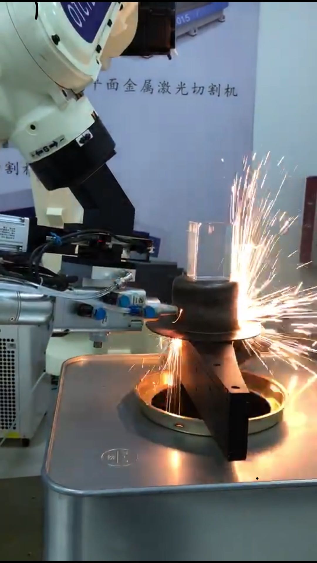 三維機械手激光切（qiē）割機