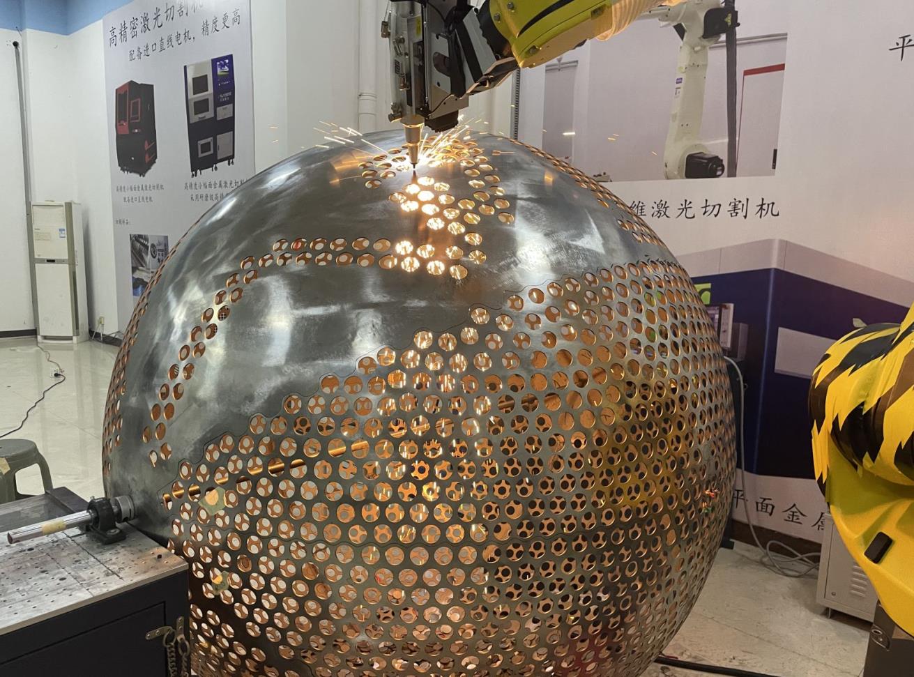 機（jī）械手三維激光切割加（jiā）工球體（tǐ）