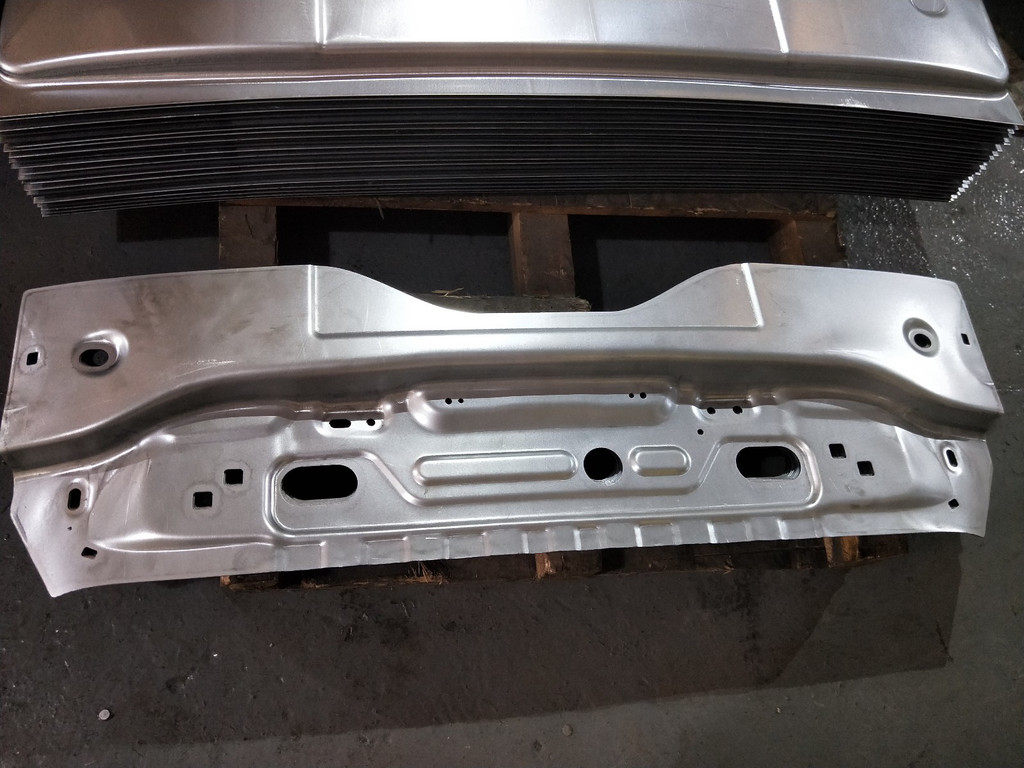 機械手激光切割加（jiā）工異形金屬