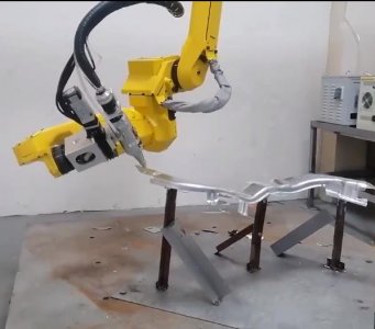 機械（xiè）手三維激光切割機——突破維度限製，解鎖